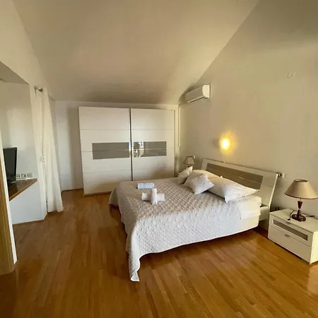 Lucille アパート *