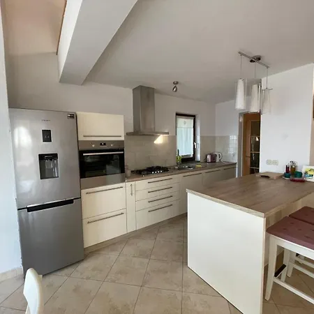 アパート Lucille カリ