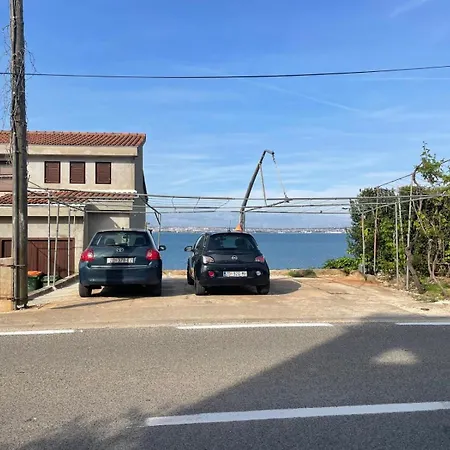 Lucille アパート カリ